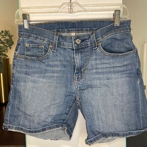 Size 2/26 Levis denim shorts